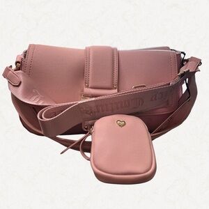 Juicy Couture Y2CUTE FLAP PINK
DIAMOND shoulder bag with detachable pouch.